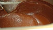 Zuataten (Bio):
200 Gramm Kakaomasse
100 Gramm Roh-Kakao-Nips gemahlen
100 Gramm Zucker gemahlen
